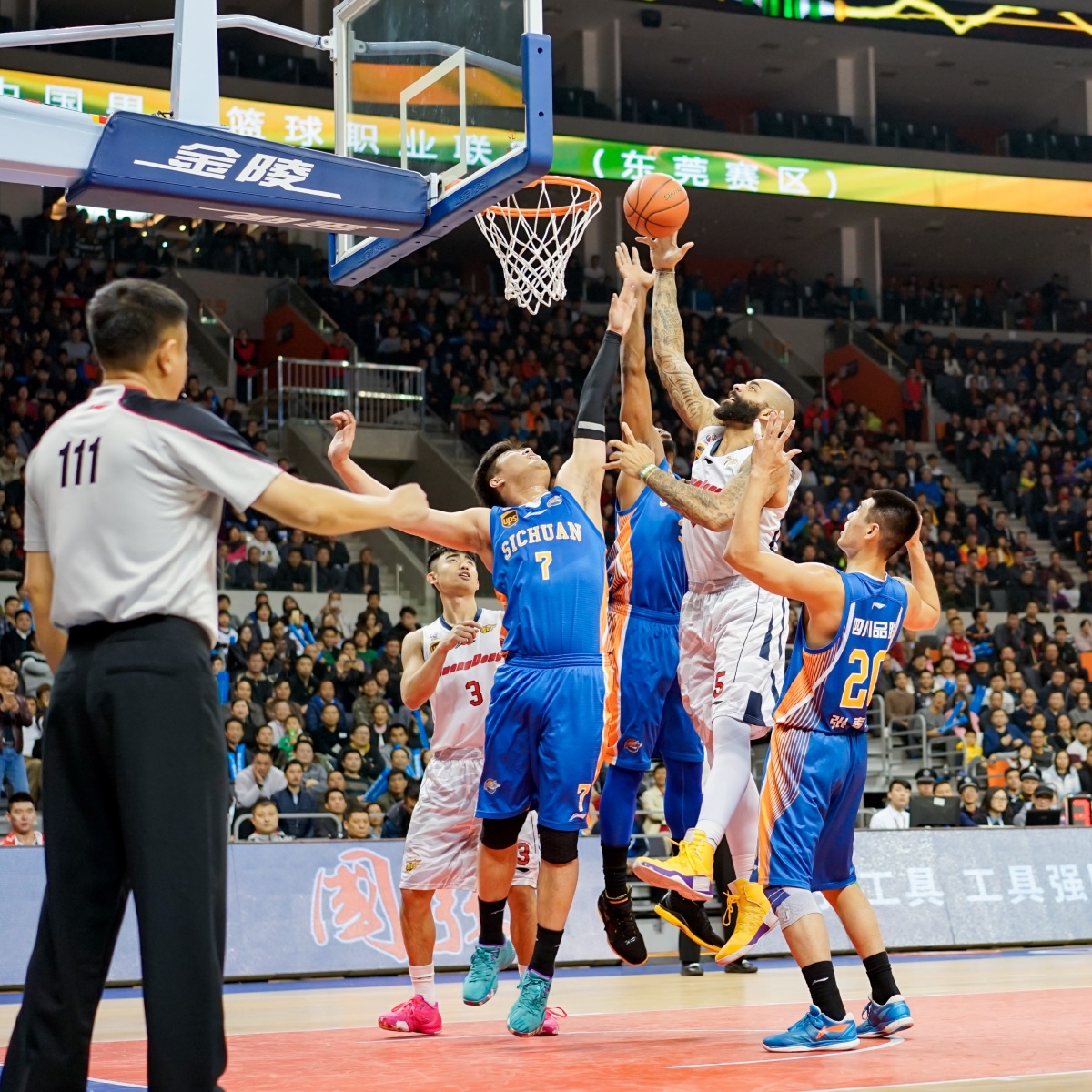 汤杰表现卓越，上海玄鸟取得胜利（汤杰高光发挥，助上海玄鸟获胜）