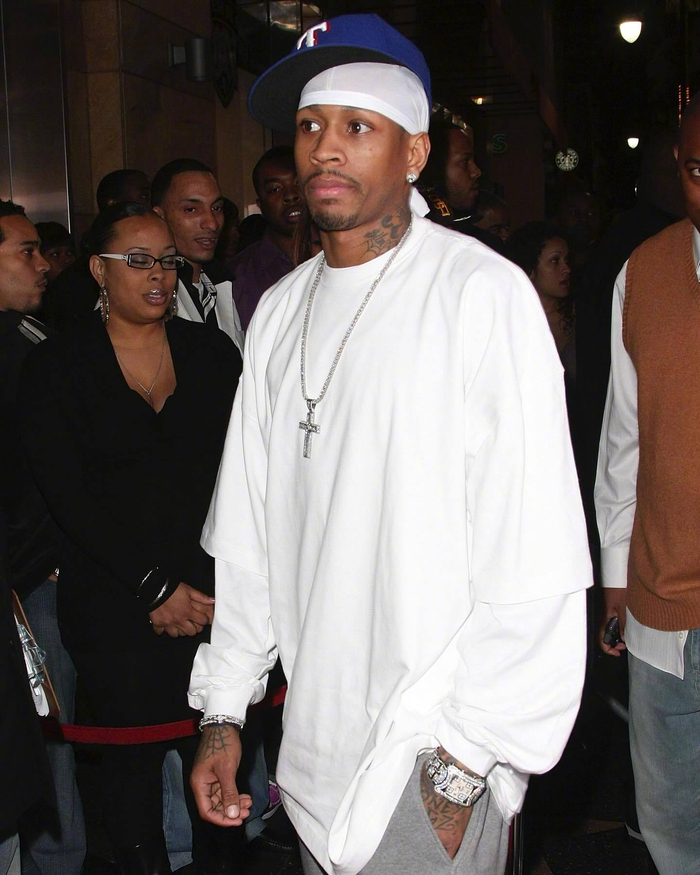 足球世界杯主题周边开售，球迷抢购（世界杯足球周边上新，球迷热购）