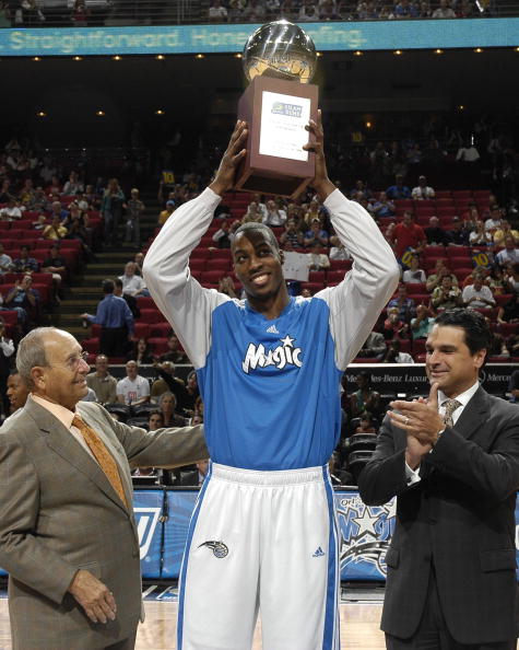 胡尔克完成职业生涯500球里程碑，球迷打出巨型TIFO致敬（胡尔克生涯500球达成，球迷巨幅TIFO致敬）