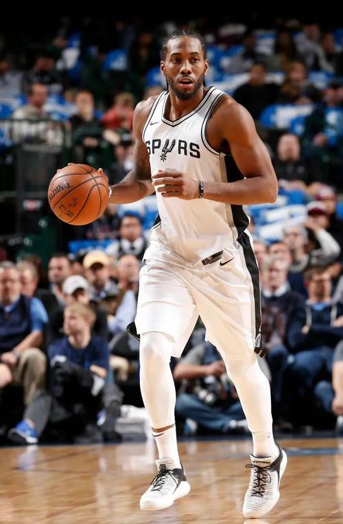 氛围轻松，维尼修斯在训练中穿裆主帅阿隆索（轻松一刻：维尼修斯训练场穿裆主帅阿隆索）