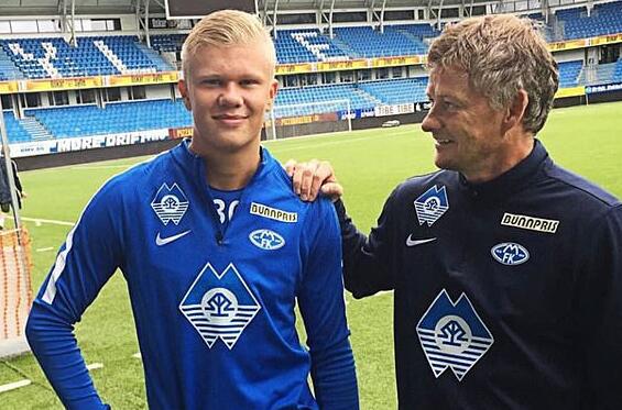 曼联、利物浦近五轮各1胜，英超积分榜曼联积22分，领先利物浦。（曼联利物浦近五轮各仅一胜，英超积分曼联22分暂压利物浦）