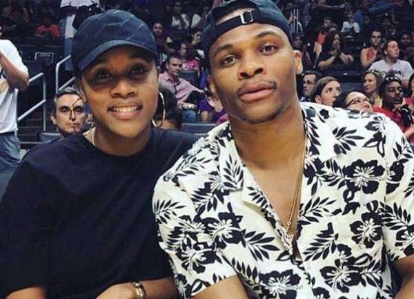 和三笘薰合影的11岁小球员有日本和法国血统，出自吉田麻也担任院长的青训机构（与三笘薰合影的11岁小将为日法混血，出自吉田麻也任院长的青训机构）