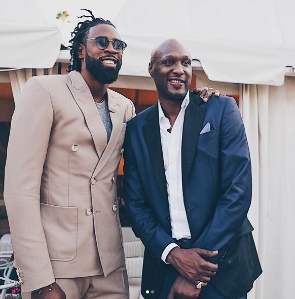 文班亚马“火锅”超燃集锦！连续100场盖帽实属不易！（文班亚马火锅高燃集锦：连续百场送帽，难能可贵！）