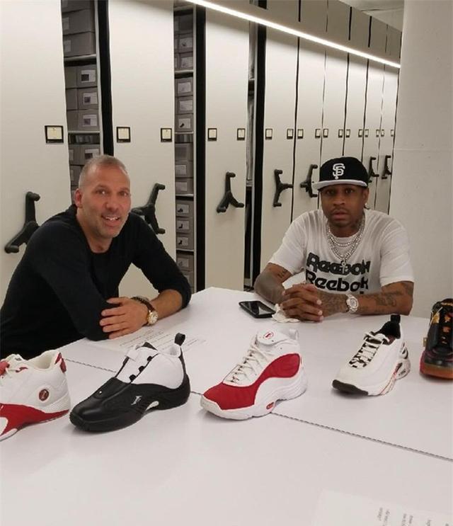 他不吼不叫，却掌控全场（不动声色，却镇住全场）