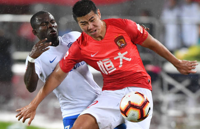 巴乔飞机上偶遇辛纳：很高兴见到你，现象级人物（巴乔机上邂逅辛纳：直言很高兴见到你，称其为现象级人物）