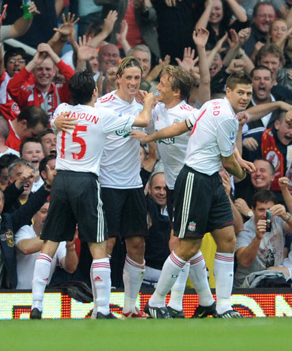 利物浦欧冠小组／联赛阶段近22场主场赢下20场，且近12场全胜（利物浦欧冠小组赛与联赛近22个主场20胜，主场豪取12连胜）