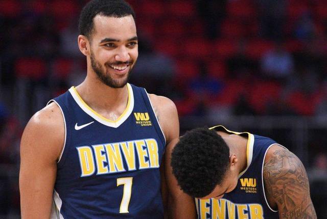 现场观赛，弗洛伦蒂诺和齐达内出席在伯纳乌举行的NFL海外赛（弗洛伦蒂诺与齐达内现身伯纳乌 观战NFL海外赛）