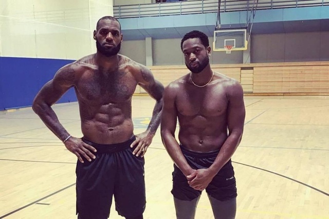 骑士新赛季表现下滑，爆冷输给马刺，主场优势助力取胜，马刺虽缺主力仍保持竞争力。（骑士状态走低遭马刺爆冷，主场加持助其告捷，马刺缺将仍具竞争力）