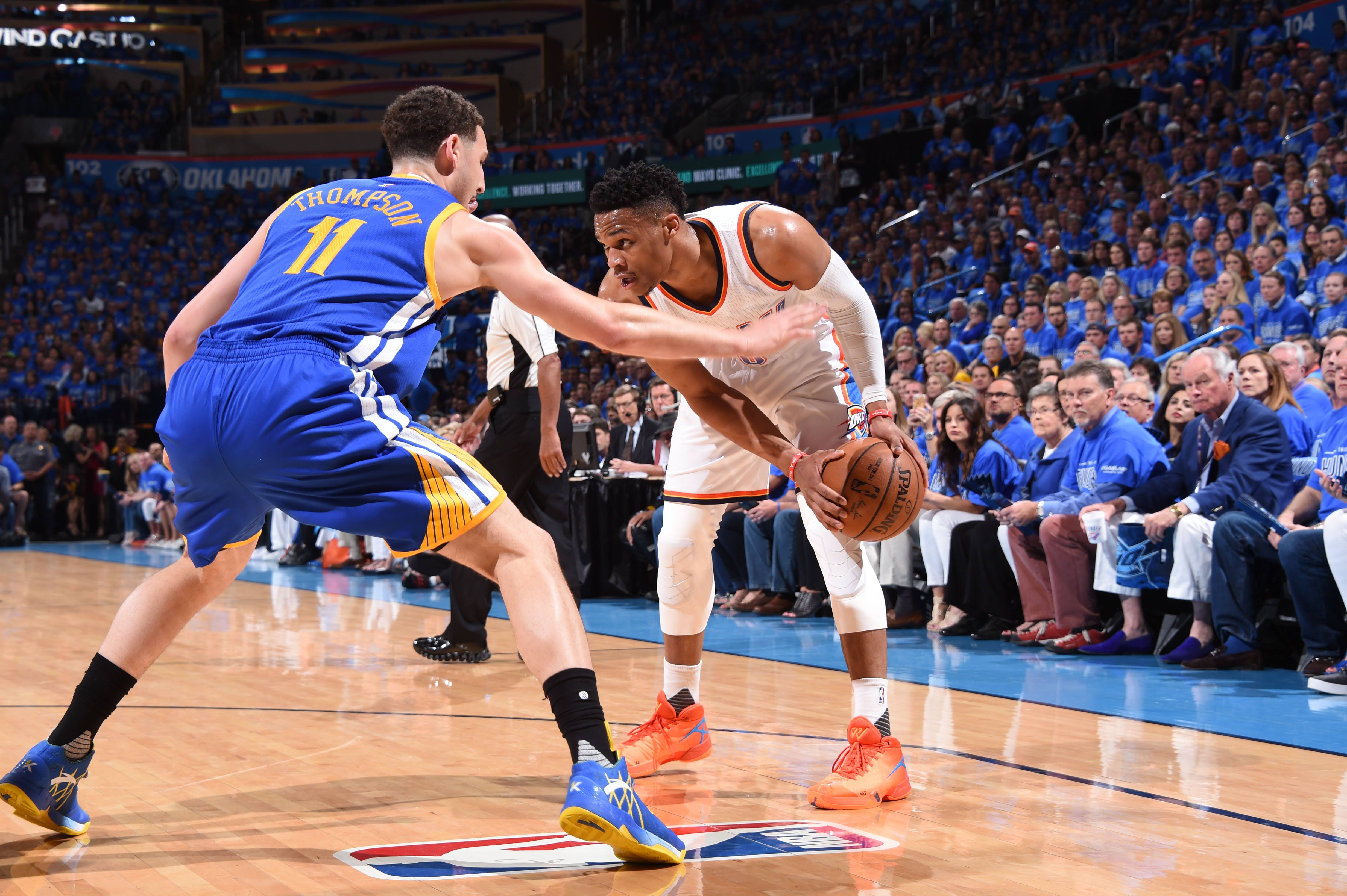 火箭哈登末节爆发连得15分（哈登末节连拿15分引领火箭反扑）