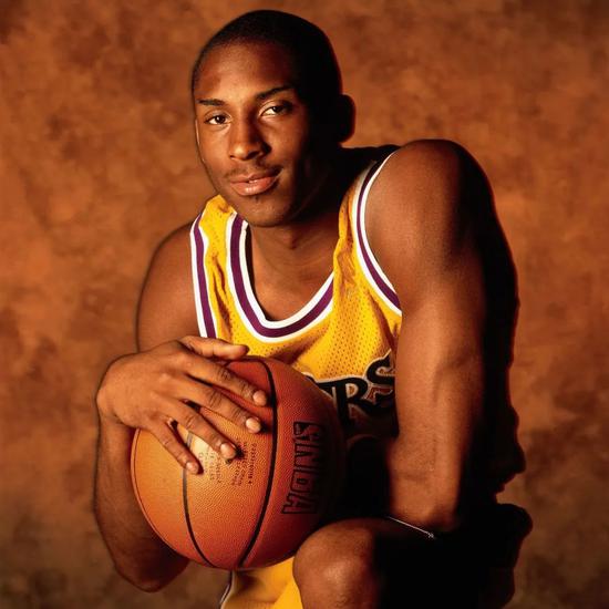 礼尚往来！洛夫顿挤开防守双手暴扣 巴尔文空切暴扣2+1迅速回应（你来我往！洛夫顿强突双手重扣，巴尔文空切打成2+1火速回击）