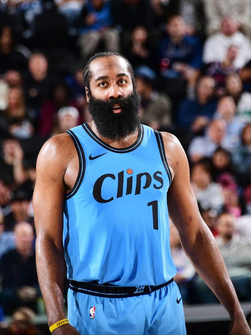 德甲战报：霍诺拉特体毛越位进球被吹，门兴0-0闷平RB莱比锡（德甲速递：霍诺拉特发丝级越位致进球无效，门兴与RB莱比锡互交白卷）